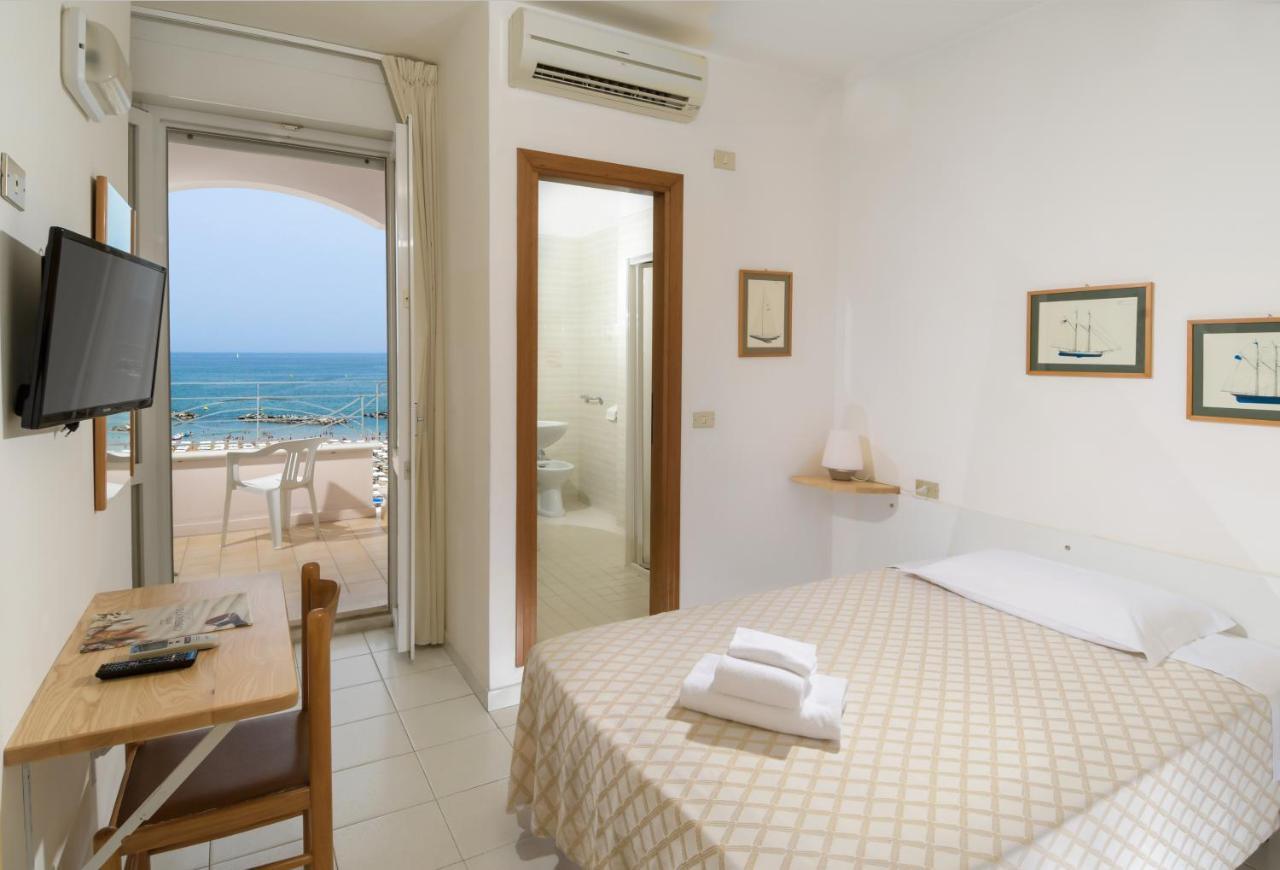Hotel Continental Cattolica Exterior foto