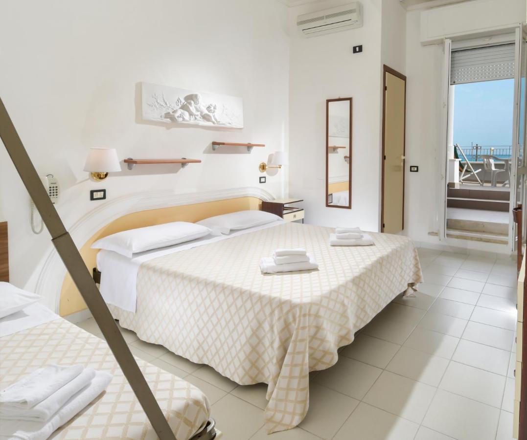 Hotel Continental Cattolica Exterior foto